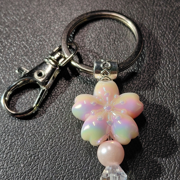 Elegant Flower, Bow And Pearl Irridescent Key Holder Key Ring - Picture 5 of 5